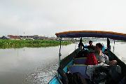 Foto: Cilts sievietes un saldūdens delfīnu meklējumi Borneo